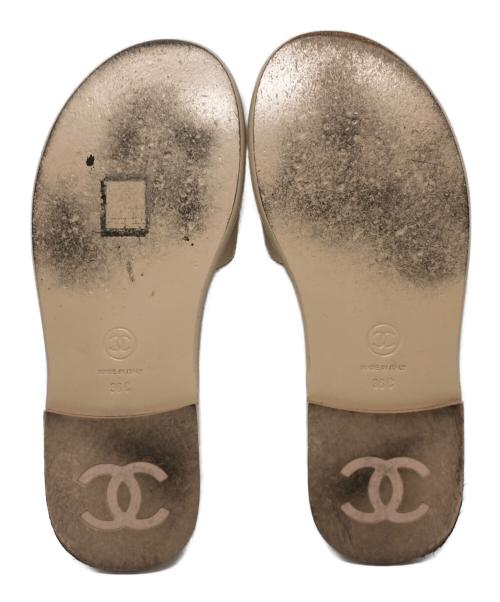 CHANEL（シャネル）CHANEL (シャネル) ココマークエナメルフラットサンダル / G32808 アイボリー サイズ:36Cの古着・服飾アイテム