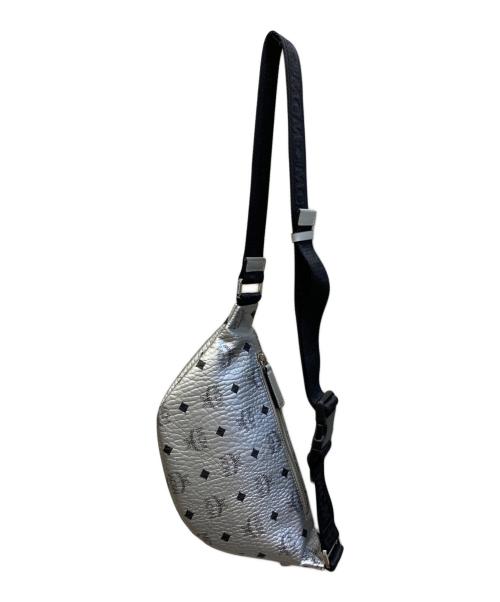 MCM（エムシーエム）MCM (エムシーエム) Berlin Silver Metallic Coated Canvas Belt Bag/MUZ9SFI31SB001 シルバー サイズ:₋の古着・服飾アイテム