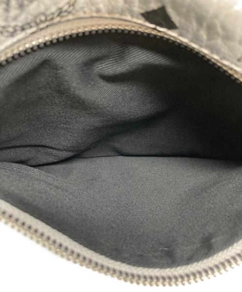 MCM（エムシーエム）MCM (エムシーエム) Berlin Silver Metallic Coated Canvas Belt Bag/MUZ9SFI31SB001 シルバー サイズ:₋の古着・服飾アイテム