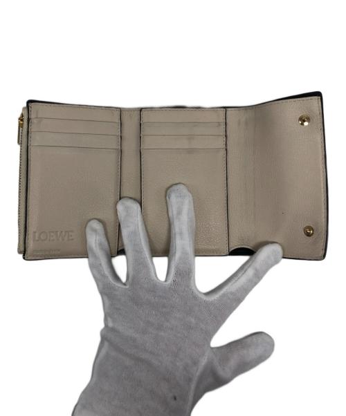 LOEWE（ロエベ）LOEWE (ロエベ) リピート トライフォールド ウォレット ベージュの古着・服飾アイテム