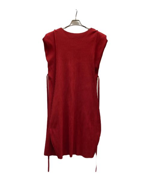me ISSEY MIYAKE（ミーイッセイ ミヤケ）me ISSEY MIYAKE (ミーイッセイ ミヤケ) プリーツノースリーブワンピース/MI94KH656 レッド サイズ:₋の古着・服飾アイテム
