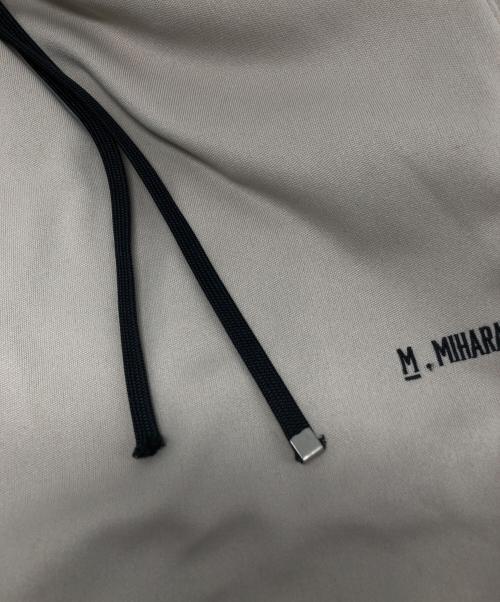 Maison MIHARA YASUHIRO（メゾン ミハラ ヤスヒロ）Maison MIHARA YASUHIRO (メゾン ミハラ ヤスヒロ) ツイストトラックパンツ ベージュ サイズ:46の古着・服飾アイテム