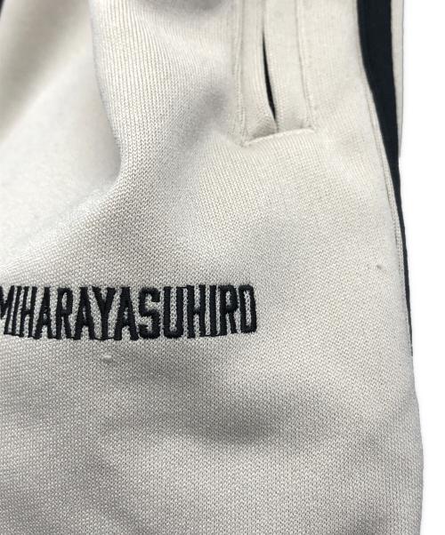 Maison MIHARA YASUHIRO（メゾン ミハラ ヤスヒロ）Maison MIHARA YASUHIRO (メゾン ミハラ ヤスヒロ) ツイストトラックパンツ ベージュ サイズ:46の古着・服飾アイテム