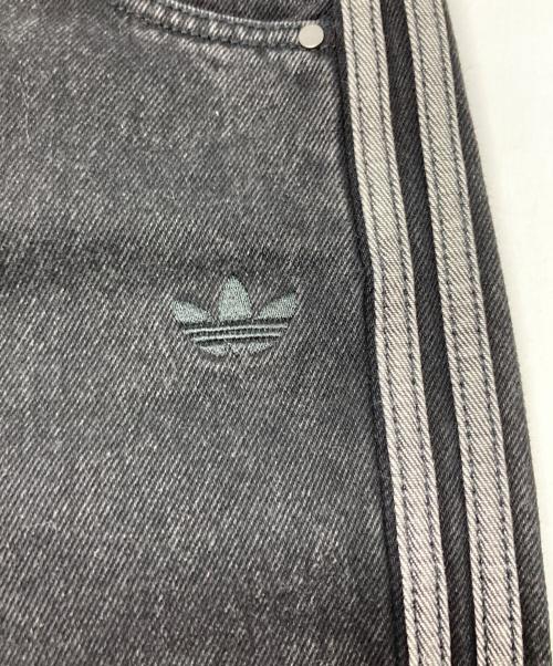 adidas（アディダス）adidas (アディダス) アディカラーデニムストライプスリーストラックパンツ JD3109 ブラック サイズ:W28 L30の古着・服飾アイテム