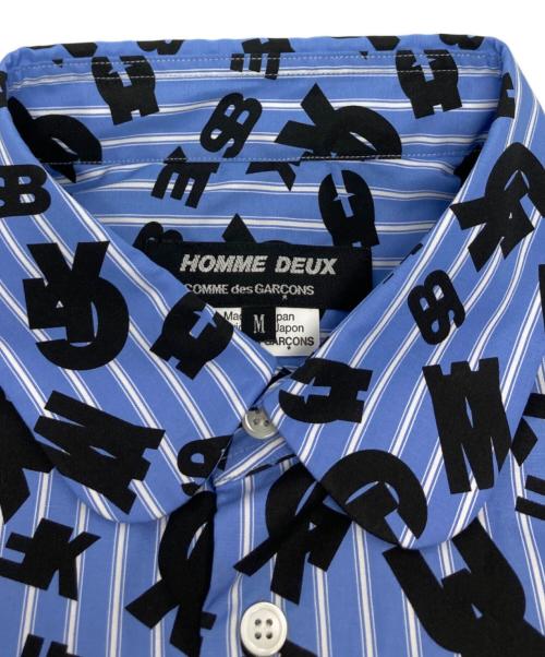 COMME des GARCONS HOMME DEUX（コムデギャルソン オム ドゥ）COMME des GARCONS HOMME DEUX (コムデギャルソン オム ドゥ) Light Blue Stripe Shirt With Layered Letter Print/DR-B040 スカイブルー サイズ:Mの古着・服飾アイテム