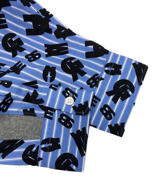 COMME des GARCONS HOMME DEUX（コムデギャルソン オム ドゥ）COMME des GARCONS HOMME DEUX (コムデギャルソン オム ドゥ) Light Blue Stripe Shirt With Layered Letter Print/DR-B040 スカイブルー サイズ:Mの古着・服飾アイテム