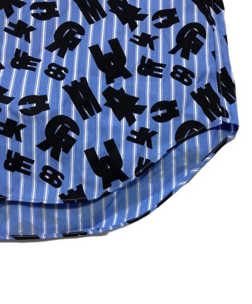 COMME des GARCONS HOMME DEUX（コムデギャルソン オム ドゥ）COMME des GARCONS HOMME DEUX (コムデギャルソン オム ドゥ) Light Blue Stripe Shirt With Layered Letter Print/DR-B040 スカイブルー サイズ:Mの古着・服飾アイテム