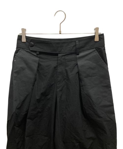 ISSEY MIYAKE（イッセイミヤケ）ISSEY MIYAKE (イッセイミヤケ) タックカーブパンツ / IM77-FF505 ブラック サイズ:2の古着・服飾アイテム