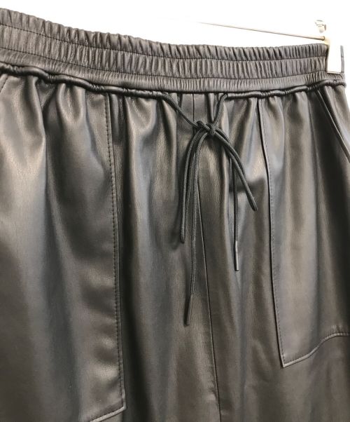 HUGO BOSS（ヒューゴ ボス）HUGO BOSS (ヒューゴ ボス) タイベルト スリムフィット フェイクレザー スカート ブラック サイズ:4の古着・服飾アイテム