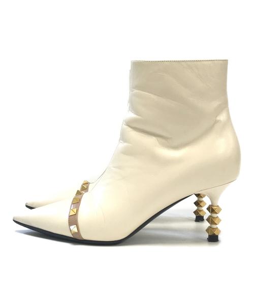 VALENTINO GARAVANI（ヴァレンティノ・ガラヴァーニ）VALENTINO GARAVANI (ヴァレンティノ・ガラヴァーニ) Rockstud leather boots アイボリー サイズ:37の古着・服飾アイテム