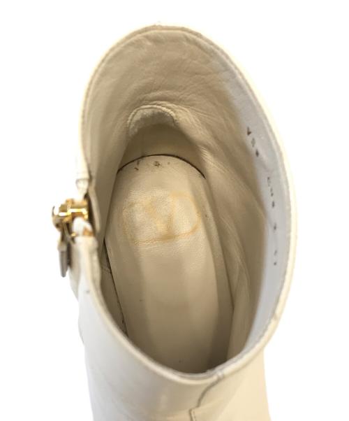 VALENTINO GARAVANI（ヴァレンティノ・ガラヴァーニ）VALENTINO GARAVANI (ヴァレンティノ・ガラヴァーニ) Rockstud leather boots アイボリー サイズ:37の古着・服飾アイテム