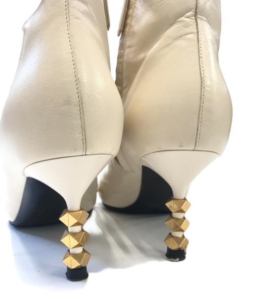 VALENTINO GARAVANI（ヴァレンティノ・ガラヴァーニ）VALENTINO GARAVANI (ヴァレンティノ・ガラヴァーニ) Rockstud leather boots アイボリー サイズ:37の古着・服飾アイテム