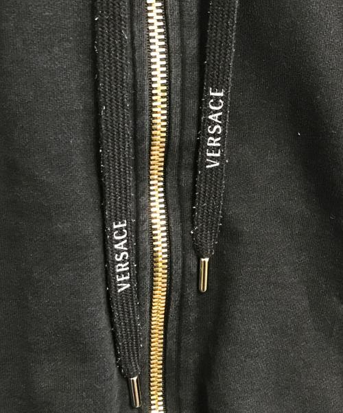 VERSACE（ヴェルサーチェ）VERSACE (ヴェルサーチェ) 背面スタッズジップパーカー ブラック サイズ:40の古着・服飾アイテム