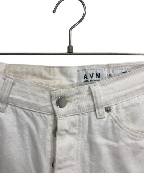 AVN（エーヴィーエヌ）AVN (エーヴィーエヌ) テーパードデニムパンツ ホワイト サイズ:W31の古着・服飾アイテム