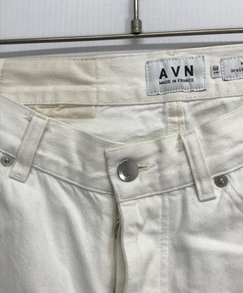 AVN（エーヴィーエヌ）AVN (エーヴィーエヌ) テーパードデニムパンツ ホワイト サイズ:W31の古着・服飾アイテム