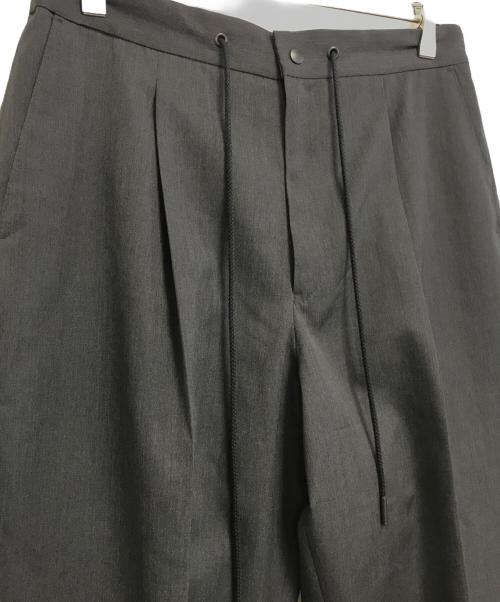 THE RERACS（ザ リラクス）THE RERACS (ザ リラクス) タックイージーワイドパンツ グレー サイズ:46の古着・服飾アイテム