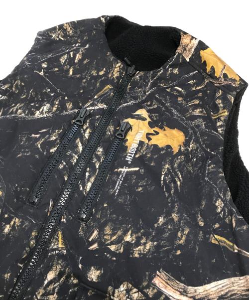 TIGHTBOOTH PRODUCTION（タイトブースプロダクション）TIGHTBOOTH PRODUCTION (タイトブースプロダクション) BULLET CAMO REVERSIBLE VEST カーキ サイズ:XLの古着・服飾アイテム
