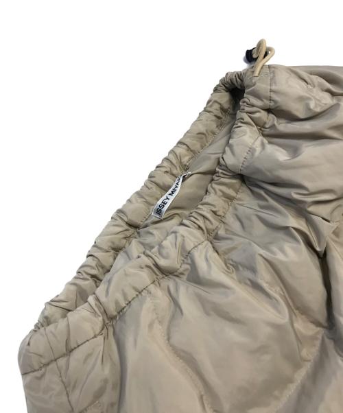 ISSEY MIYAKE（イッセイミヤケ）ISSEY MIYAKE (イッセイミヤケ) ドローコードダウンスカート ベージュ サイズ:3の古着・服飾アイテム