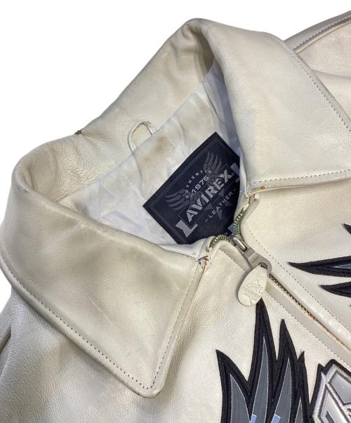 AVIREX（アヴィレックス）AVIREX (アヴィレックス) レザースタジャン アイボリー サイズ:XLの古着・服飾アイテム