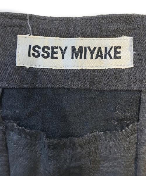 ISSEY MIYAKE（イッセイミヤケ）ISSEY MIYAKE (イッセイミヤケ) ナイロンレーヨンタックパンツ チャコールグレー サイズ:Mの古着・服飾アイテム
