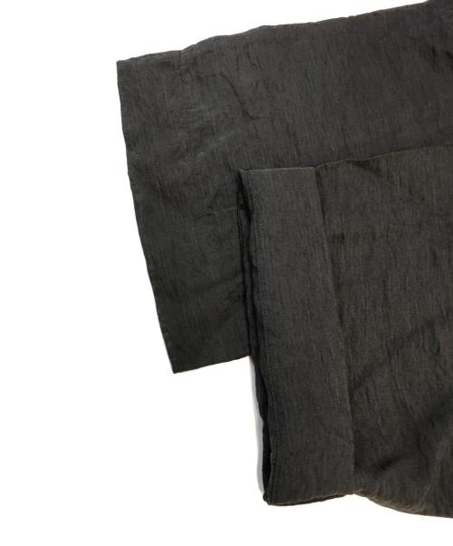 ISSEY MIYAKE（イッセイミヤケ）ISSEY MIYAKE (イッセイミヤケ) ナイロンレーヨンタックパンツ チャコールグレー サイズ:Mの古着・服飾アイテム