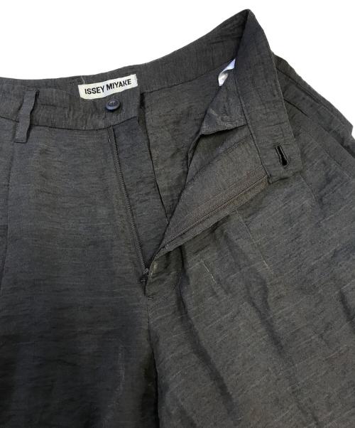 ISSEY MIYAKE（イッセイミヤケ）ISSEY MIYAKE (イッセイミヤケ) ナイロンレーヨンタックパンツ チャコールグレー サイズ:Mの古着・服飾アイテム