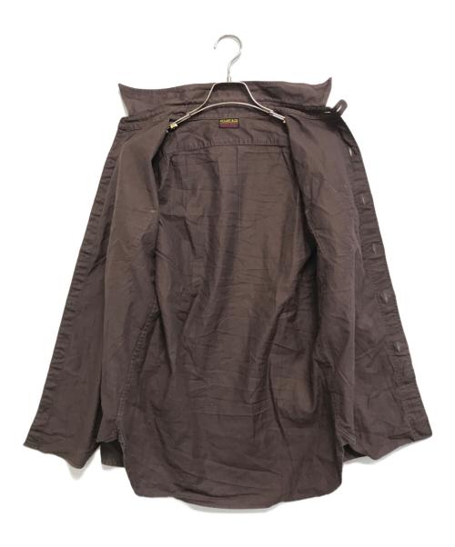 ATLAST & CO（アットラスト）ATLAST & CO (アットラスト) チンスト付シャツ ブラウン サイズ:2の古着・服飾アイテム