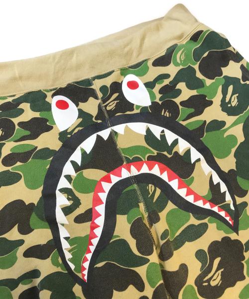 A BATHING APE（ア ベイシング エイプ）A BATHING APE (ア ベイシング エイプ) Camo Shark Sweat Shorts カーキ サイズ:2XLの古着・服飾アイテム