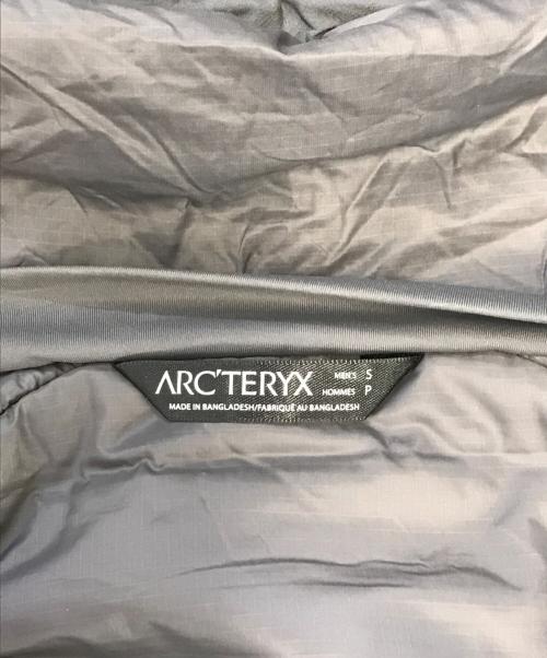 ARC'TERYX（アークテリクス）ARC'TERYX (アークテリクス) ATOM AR HOODY グレー サイズ:Sの古着・服飾アイテム