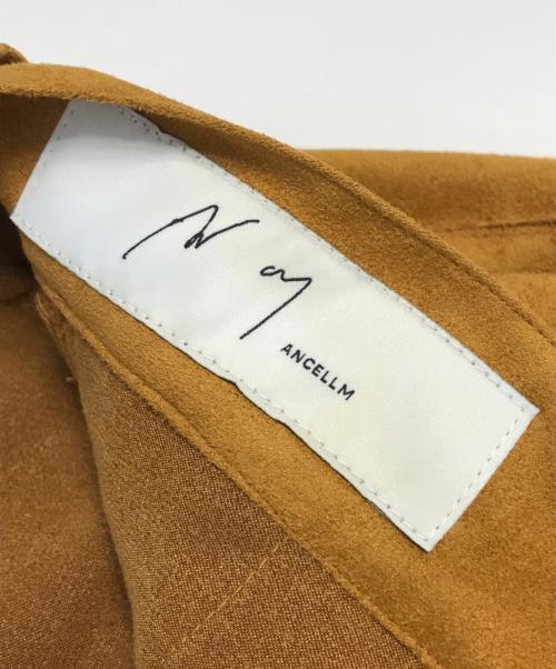 ANCELLM（アンセルム）ANCELLM (アンセルム) VEGAN LEATHER SIDE LINE PANTS ベージュ サイズ:Mの古着・服飾アイテム