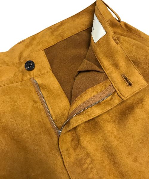 ANCELLM（アンセルム）ANCELLM (アンセルム) VEGAN LEATHER SIDE LINE PANTS ベージュ サイズ:Mの古着・服飾アイテム