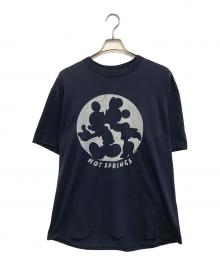 キャラクターTシャツ（キャラクターTシャツ）の古着「Disney HOT SPRINGS(ディズニー ホットスプリングス)プリントTシャツ」｜ネイビー
