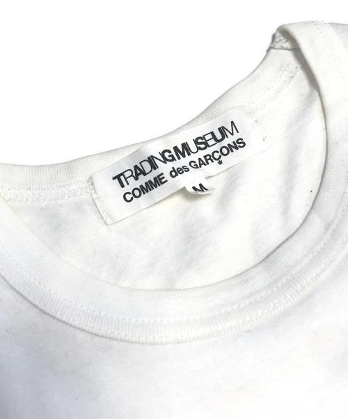 TRADING MUSEUM COMME des GARCONS（トレーディングミュージアムコムデギャルソン）TRADING MUSEUM COMME des GARCONS (トレーディングミュージアムコムデギャルソン) プリントTシャツ ホワイト サイズ:Mの古着・服飾アイテム