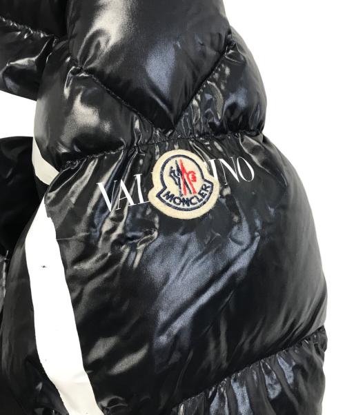 MONCLER（モンクレール）MONCLER (モンクレール) VALENTINO (ヴァレンティノ) ロゴプリントナイロンフーデッドダウンジャケット ブラック サイズ:48の古着・服飾アイテム