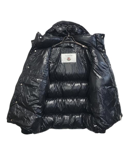 MONCLER（モンクレール）MONCLER (モンクレール) VALENTINO (ヴァレンティノ) ロゴプリントナイロンフーデッドダウンジャケット ブラック サイズ:48の古着・服飾アイテム