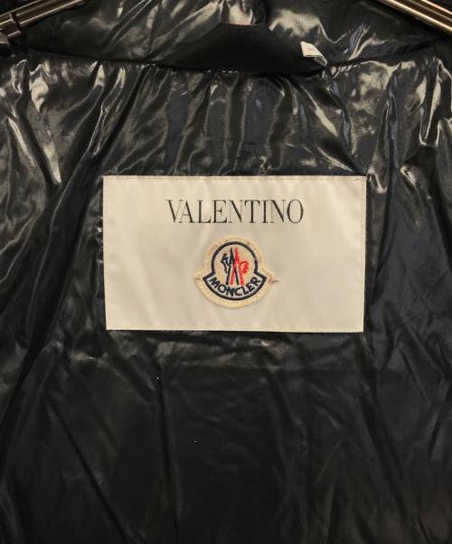 MONCLER（モンクレール）MONCLER (モンクレール) VALENTINO (ヴァレンティノ) ロゴプリントナイロンフーデッドダウンジャケット ブラック サイズ:48の古着・服飾アイテム