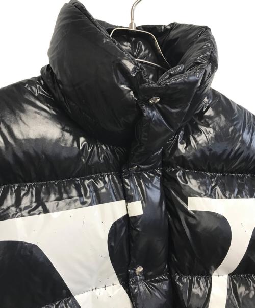 MONCLER（モンクレール）MONCLER (モンクレール) VALENTINO (ヴァレンティノ) ロゴプリントナイロンフーデッドダウンジャケット ブラック サイズ:48の古着・服飾アイテム