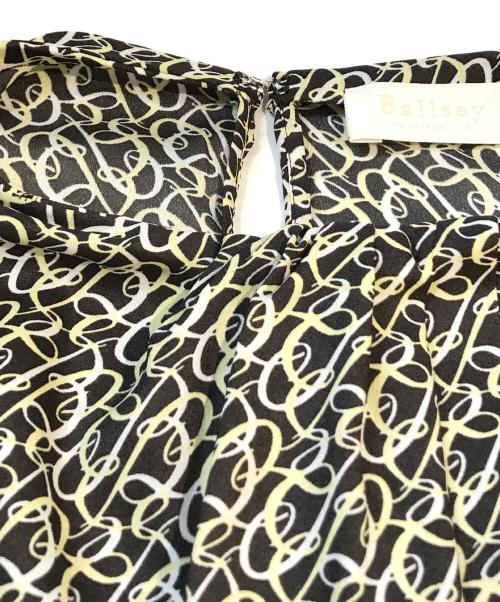 BALLSEY（ボールジィ）BALLSEY (ボールジィ) BBカリグラフィプリント タックネックブラウス ブラック サイズ:36の古着・服飾アイテム