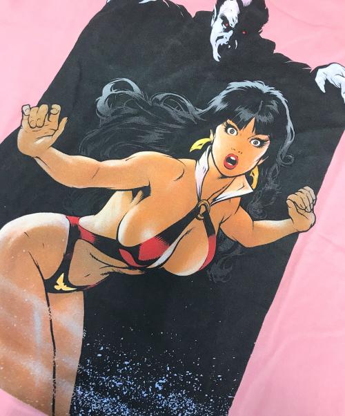 SUPREME（シュプリーム）SUPREME (シュプリーム) Vampirella Tee ピンク サイズ:Mの古着・服飾アイテム