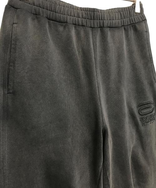 EVISU KURO（エビス クロ）EVISU KURO (エビス クロ) E刺繍 ディストレスド ルーズフィット スウェットパンツ ブラック サイズ:Sの古着・服飾アイテム
