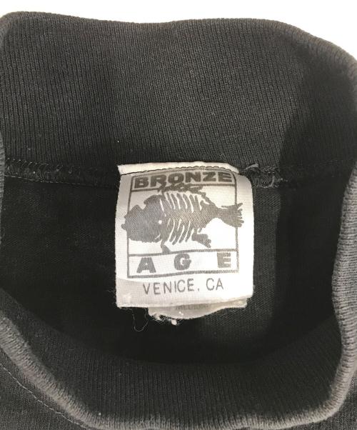 BRONZE AGE（ブロンズエイジ）BRONZE AGE (ブロンズエイジ) 両面プリントモックネック長袖Tシャツ ブラック サイズ:MEDIUMの古着・服飾アイテム