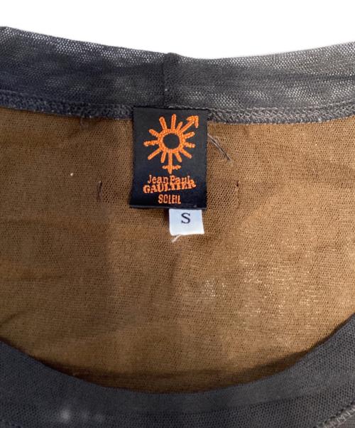 Jean Paul GAULTIER SOLEIL（ジャンポールゴルチェ ソレイユ）Jean Paul GAULTIER SOLEIL (ジャンポールゴルチェ ソレイユ) ロゴ刺繍パワーネットカットソー グレー サイズ:Sの古着・服飾アイテム