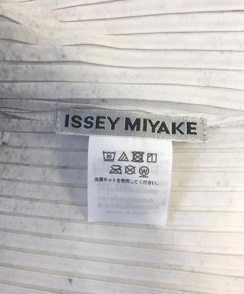 ISSEY MIYAKE（イッセイミヤケ）ISSEY MIYAKE (イッセイミヤケ) Shadow Study Pleats Cardigan グレー サイズ:2の古着・服飾アイテム