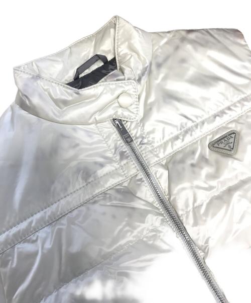 PRADA（プラダ）PRADA (プラダ) プレートロゴダウンベスト ホワイト サイズ:SIZE 44の古着・服飾アイテム