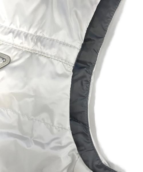 PRADA（プラダ）PRADA (プラダ) プレートロゴダウンベスト ホワイト サイズ:SIZE 44の古着・服飾アイテム