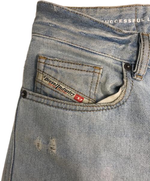 DIESEL（ディーゼル）DIESEL (ディーゼル) relaxed jeans d-riseダメージデニムパンツ インディゴ サイズ:Ｗ26の古着・服飾アイテム