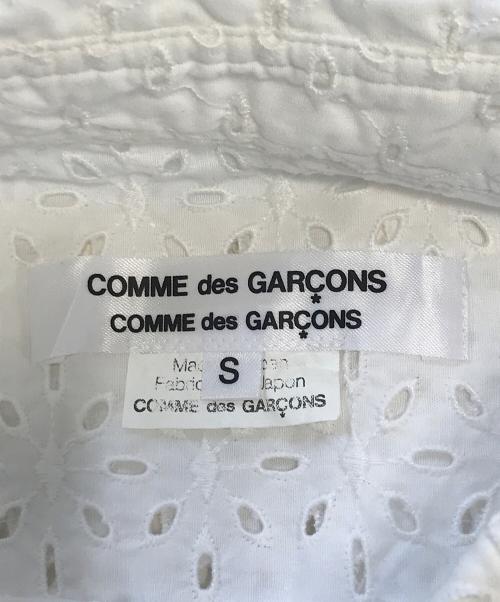 COMME des GARCONS COMME des GARCONS（コムデギャルソン コムデギャルソン）COMME des GARCONS COMME des GARCONS (コムデギャルソン コムデギャルソン) 花柄カットアウトシャツ ホワイト サイズ:Ｓの古着・服飾アイテム