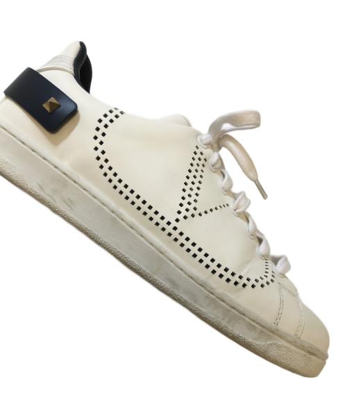 VALENTINO（ヴァレンティノ）VALENTINO (ヴァレンティノ) レザースタッズスニーカー ホワイト サイズ:40の古着・服飾アイテム
