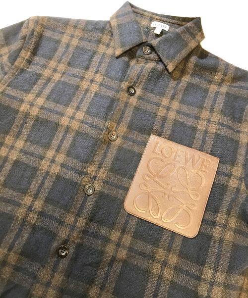 LOEWE（ロエベ）LOEWE (ロエベ) アナグラムレザーロゴパッチ チェックシャツ ネイビー サイズ:XSの古着・服飾アイテム