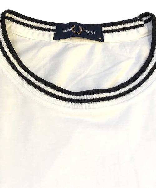 FRED PERRY（フレッドペリー）FRED PERRY (フレッドペリー) ロゴ刺繍Tシャツ ホワイト サイズ:Mの古着・服飾アイテム